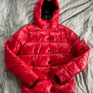 Jacka - Jag säljer nu min supersnygga röda dam vinterjacka, ifrån superdry. Den är i storlek 36, funkar för dom med både storlek XS och S. Den är helt som i nyskick använd ett fåtal gånger förra vintern bara.   