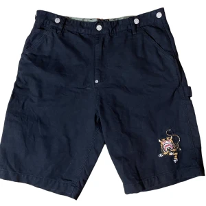 bape shorts  - bape shorts passar s-m då den är lite liten de är väldigt bra skick på shortsen, möter helst upp i stockholm 