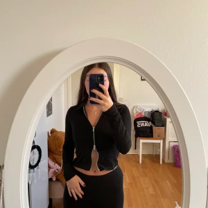 Tröja med dragkedja  - XS tröja med dragkedja och liten krage. Fick hem den igår men var tyvärr för liten i armarna. Bara testad en gång, har frf lapp på sig. Kvitto finns💞