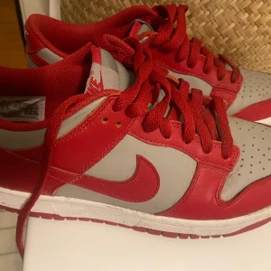 Dunk low grey varsity  - Dunk low grey varsity Storlek 38, vet ej om ä äkta för at köpt i plick, i nyskick, sälja för ö för lite för mig