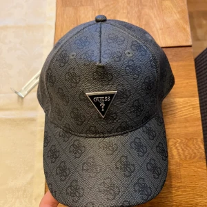 Guess keps - Ny köpt keps har aldrig använt den förr