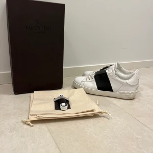 Valentino  - Säljer ett par valentino skor i storlek 42. Skorna är i bra skick! Snörena är lite smutsiga men det ingår nya snören så det är enkelt att lösa!  Bara att höra av sig vid frågor. Box ingår samt snören och påsar till skorna. Pris kan diskuteras! 👍🏻