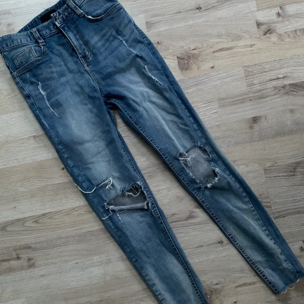 Super fina jeans men tyvärr så har dom blivit lite försmå på mig. Jeansen är i strl S men tycker att dom mer passar en Xs💞. Jeans & Byxor.