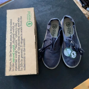 Skor Natural World stl 39 - Helt nya skor oanvända. Ecofriendly. Etiketten kvar. Har legat kvar i kartongen sedan köp. 