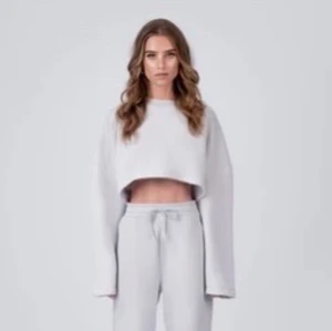 LXA cropped sweater  - Säljer min fina cropped sweatshirt i light grey från LXA. Helt i nyskick! Storlek XS. 200kr + frakt spårbart 66kr.🤍 