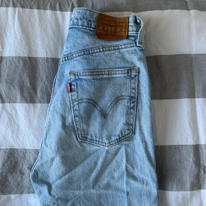 Levis ribcage straight ankle W25 L27 - Raka Levis jeans, lujusblå, använt skick men inga defekter! 