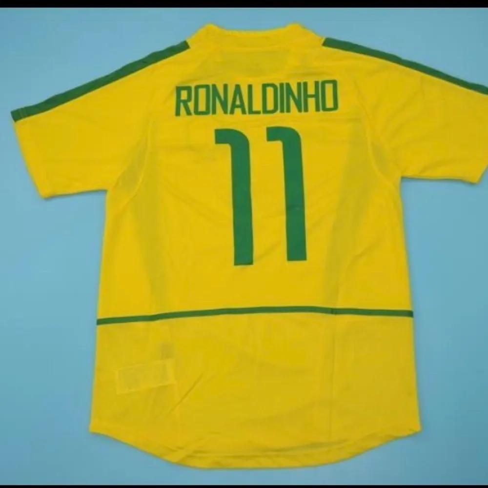 En jättesnygg fotbolls t-shit med legenden Ronaldinho  numer 11 storlek S/M. T-shirts.