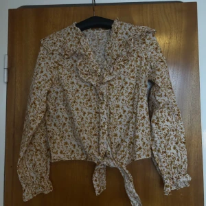 Blommig blus - Fin blus i bra skick strl s/m 