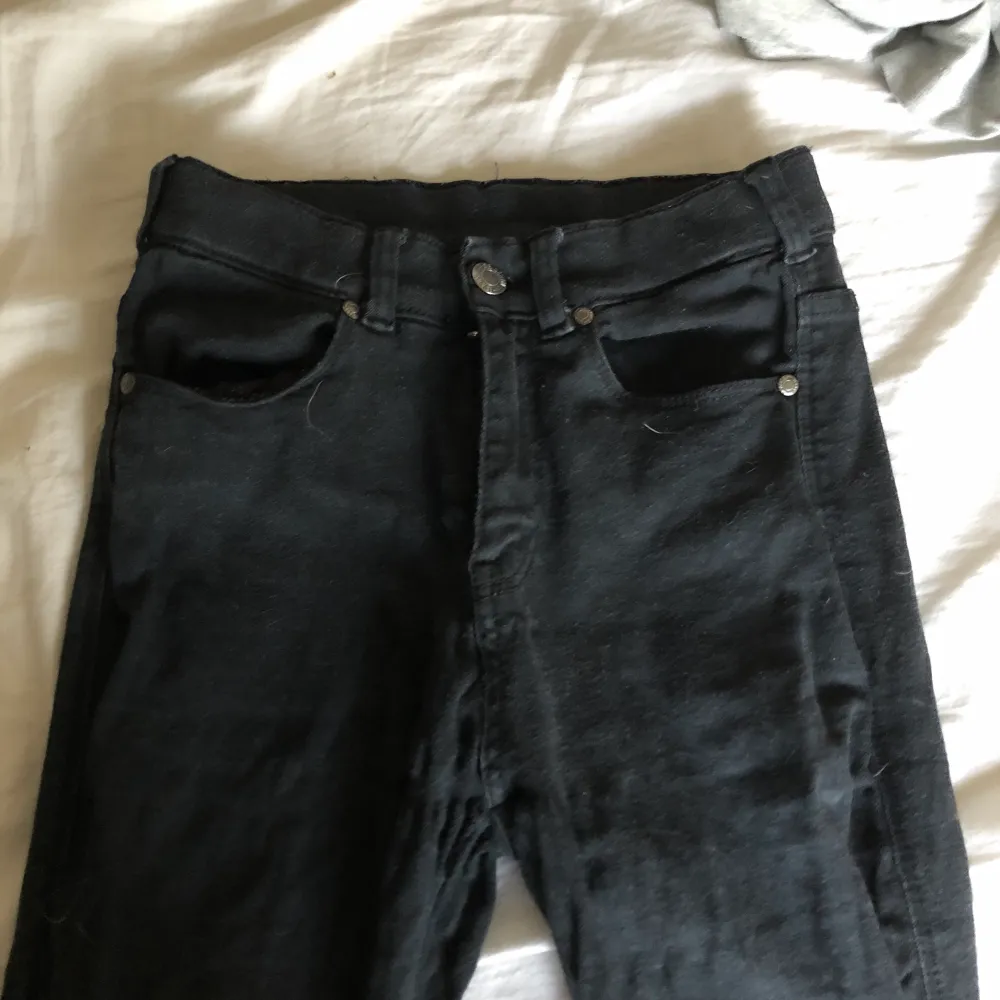 Svarta jeans i bra skick, lite utslitna i resåren men inget som syns när man har på sig dem, dem har även låg midja! . Jeans & Byxor.