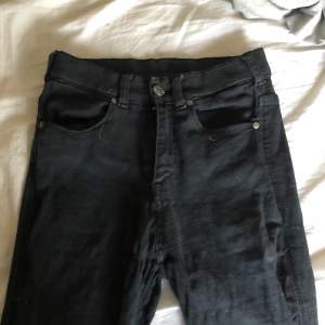 Svarta jeans i bra skick, lite utslitna i resåren men inget som syns när man har på sig dem, dem har även låg midja! 