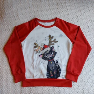 jultröja med katt - Perfekt tröja till julen, den är likadan på baksidan så därför finns det ingen bild på det. Endast använd 1 gång eftersom den inte passade. Köparen står för frakt.