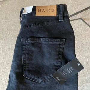 Mom jeans NAKD - Helt oanvända mom jeans från NAKD. Svarta. Storlek 38 