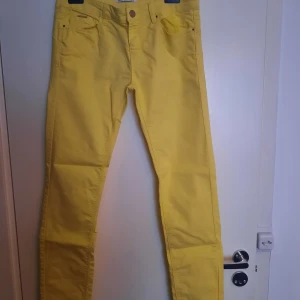 Jeans - Jeans som sitter tight. Är hel och ren. Har bara använt den några gånger. Frakt ingår ej. 