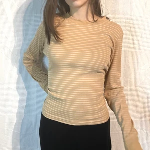 beige randig långärmad tröja ONLY - beige randig tröja med vita ränder från ONLY🤎