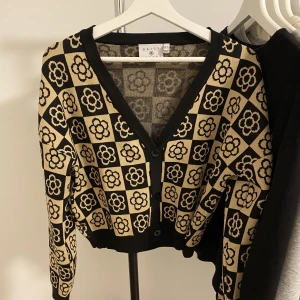 Oanvänd kofta - Oanvänd kofta!