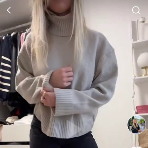 H&M tröjor - Dem populära eftertraktade tröjorna från H&M.😍 exakt samma modell slm första bilden fast säljer mina i en mörkgrå och en blå färg!! Båda storlek S. Inga tydliga noppor men använda fortfarande