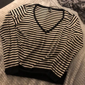  randig tröja  - Säljer en randig tröja ifrån Hm som är i ett jätte bra skick för har bara använt tröja ett fåtal gånger. Den är i storlek L men den är liten i storleken ☺️