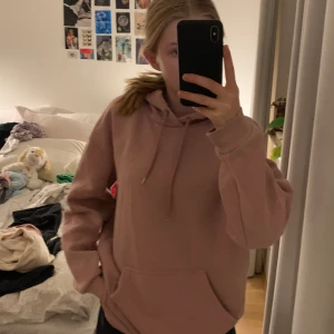 Rosa hoodie  - Helt vanlig lite oversized hoodie 💓 kontakta mig vid frågor om frakt osv 😁
