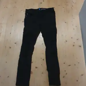 Svarta skinny jeans med håll, divided