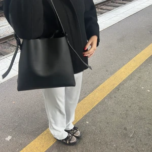 Inuikki skor strl 40 curly rock taupe  - Säljer mina iniukkis som jag köpte för några veckor sen men som tyvärr inte kommit till så mycket användning då det är lite små för mig. Köpta för originalpris(3500kr). Buda från 1900 kr genom att skriva till mig. Har skopåse, kartong kvar☝️