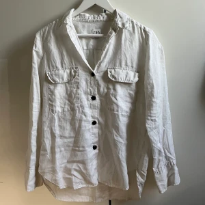 Linneskjorta från Zara - Linneskjorta från Zara med svarta knappar! I mycket bra skick! 