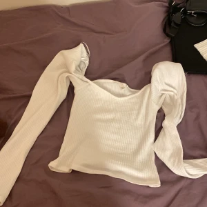 Vit långärmad tröja  - En vit fin långärmad tröja bara använd inte en gång för att testa. Säljer för den var inte riktigt min stil men den är väldigt somrig o fin 🥰