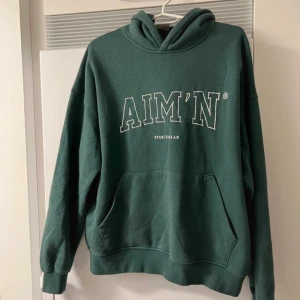 AIM’N Hoodie grön. (Pine green college sweat hood) (slutsåld) - Aldrig använd tröja från Aim’n i storlek S! Avslappnad passform! Slutsåld på hemsidan. (Ordinarie pris: 799)