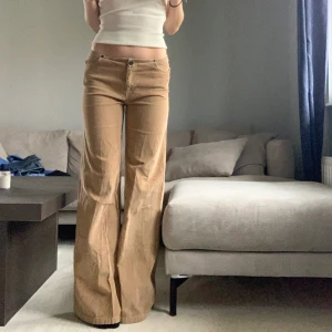 Manchesterjeans  - Superfina low/midwaist Manchesterjeans i en beige färg från märket bsk 💕 midjemått: 73,5cm innerbenslängd: 80cm, skriv vid frågor eller liknande!💕