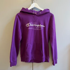 Champion hoodie - Säljer den här champion hoodien för att den tyvärr inte kommer till användning längre💜