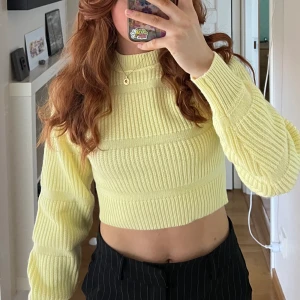 Kroppad stickad tröja - Kroppad stickad tröja i en fin gul färg, köpt på ASOS från märket Collusion (storlek 32). Är i mycket fint skick!  Jag är 161 cm lång!