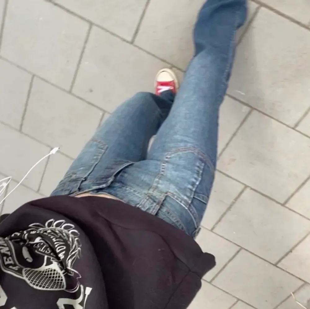 Sjukt snygga lågmidjade vintage jeans som är helt nya med lappen kvar. Stl S men mer som XS. Jag är ca 165, passar om du är ca 160-170 skulle jag gissa. säljes då jag har likadana ⚡️. Farkut & Housut.