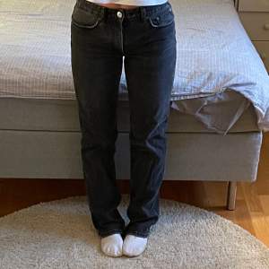 Säljer mina svarta mid Rise jeans från zara i storlek 38. Snålt använda och fint skick! 