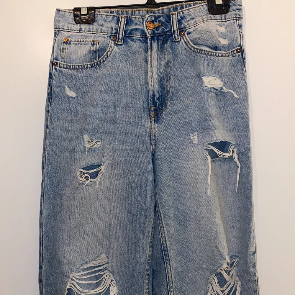 Lose straight jeans ifrån hm i storlek 38. Sitter jättefint på men kommer inte till användning längre.. Jeans & Byxor.