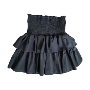 Neo Noir Kjol - Söt kjol från Neo Noir. Helt oanvänd och i superbra skick! Mörkgrön åt det lite gråare hållet. Frakt (49 kr) tillkommer, annars möts jag gärna upp i Uppsala. 🖤