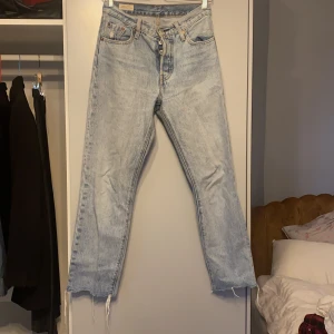 Levis 501 - Jeans från Levis i strl 25/28. Bra skick, dem är avklippta så lite kortare. 