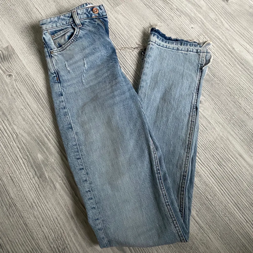 Långa blå jeans med slitning nertill. . Jeans & Byxor.