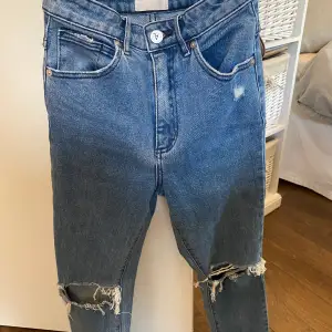 Säljer dessa Abrand Jeans. Använda ett fåtal gånger. Nypris 800, säljer för 350. Köparen står för frakten.