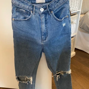 Abrand jeans - Säljer dessa Abrand Jeans. Använda ett fåtal gånger. Nypris 800, säljer för 350. Köparen står för frakten.