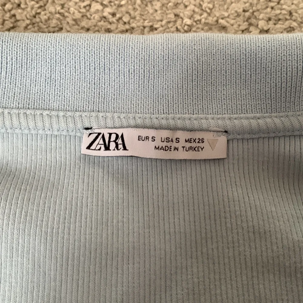 Babyblå tshirt från Zara, storlek S. Använd 1-2 gånger. . T-shirts.