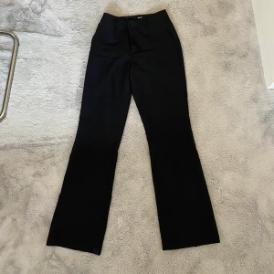 Kostymbyxor  - Dessa populära kostymbyxor har jag köpt på bikbok. De är i bra skick och storleken är 36.💕 Jag säljer dessa pga att de är för små😭💕 Köparen står för frakten💕