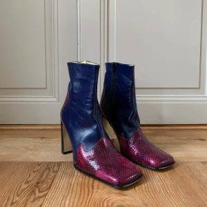 Högklackade stövlar  - Otroliga klackar i skinn. Knappt använda, inga synliga skador. Storlek 40