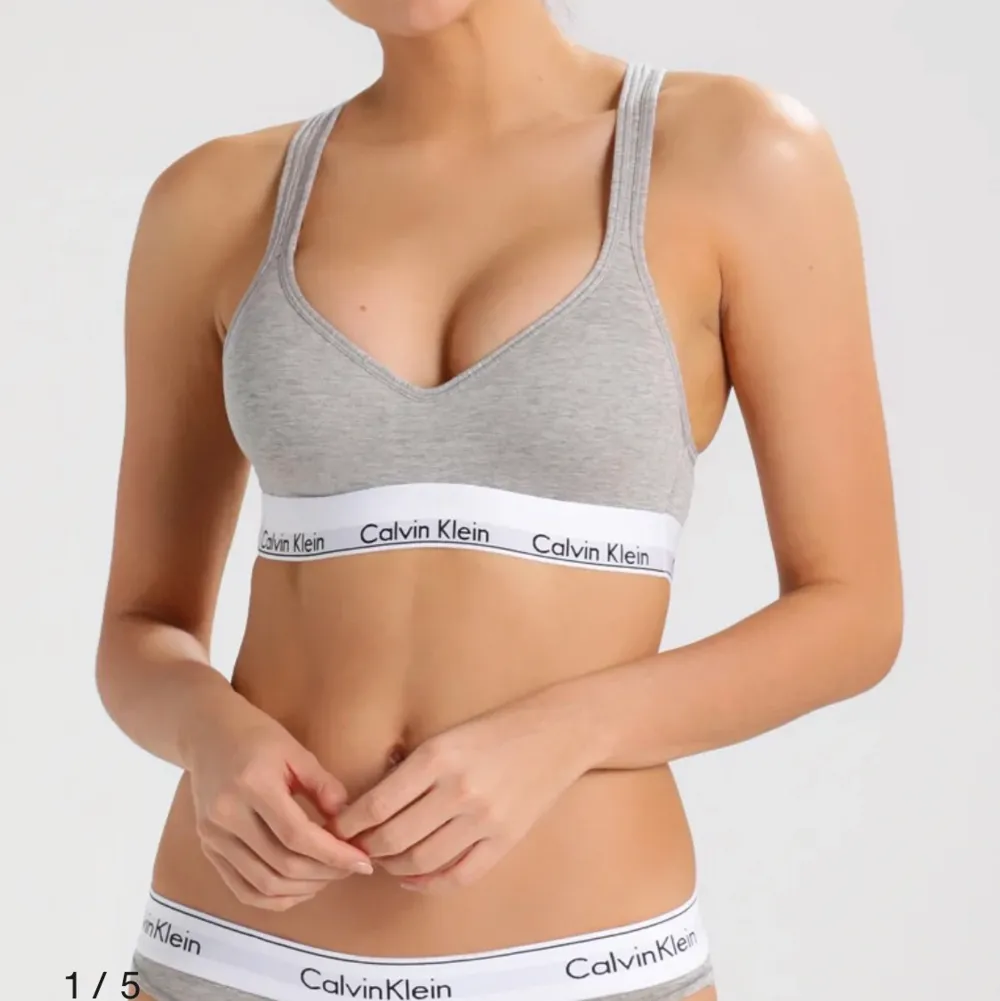 Säljer nu min jättesköna Calvin Klein bh i storlek xs då den vart för liten ända från start. Det finns inga hål eller slitage på den.150 kronor + frakt men priset går att diskuteras, NYPRIS:399kr hör av er vid intresse då jag vill få den såld❤️. Övrigt.