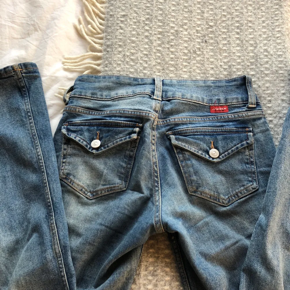 Lågmidjade jeans, inga skador! Midjemåttet: 35 innerbensmåttet:79, storlek 34 men dem är ganska stretchiga!!⚠️TRYCK EJ PÅ KÖP NU, jag kollar frakt om du vill köpa⚠️ köp direkt:450kr. Jeans & Byxor.