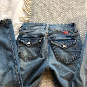 Lågmidjade jeans, inga skador! Midjemåttet: 35 innerbensmåttet:79, storlek 34 men dem är ganska stretchiga!!⚠️TRYCK EJ PÅ KÖP NU, jag kollar frakt om du vill köpa⚠️ köp direkt:450kr