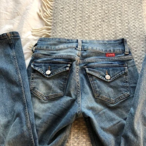 Lågmidjade jeans - Lågmidjade jeans, inga skador! Midjemåttet: 35 innerbensmåttet:79, storlek 34 men dem är ganska stretchiga!!⚠️TRYCK EJ PÅ KÖP NU, jag kollar frakt om du vill köpa⚠️ köp direkt:450kr