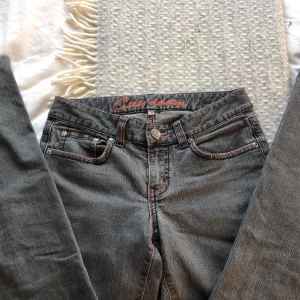 Lågmidjade jeans - Cue denim, lågmidjade jeans i topp skick. Midjemåttet: 36 innerbensmåttet: 82