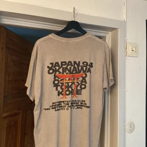 Oversized t-shirt - En oversized grå t-shirt från Urban outfiters i storlek S men det är som en oversized storlek M. Varan är i bra skick och säljer då jag inte använder den längre.