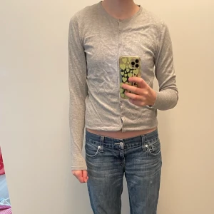 Grå stickad kofta - Fin stickad kofta i en grå färg. Nästan aldrig anvönd så jättebra kvalite. Skönt material.