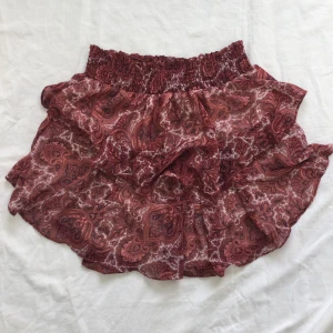 Kjol - Volangkjol från ginatricot, passar till s-xl