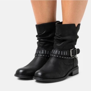 Boots  - Säljer mina älskade boots då de är för små för mig. Använd fåtal gånger, helt slutsålda 